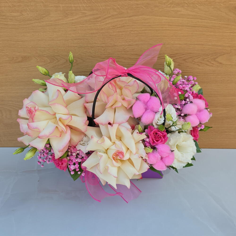 Сборная с французскими розами , кустовой розой и эустомой