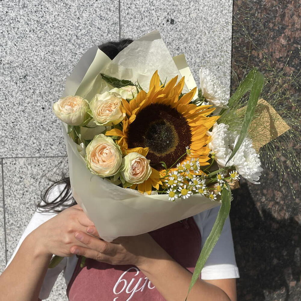 Сборный букет с подсолнухом