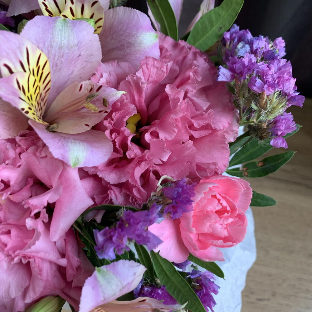 Стаканчик с сезонной эустомой🌸
