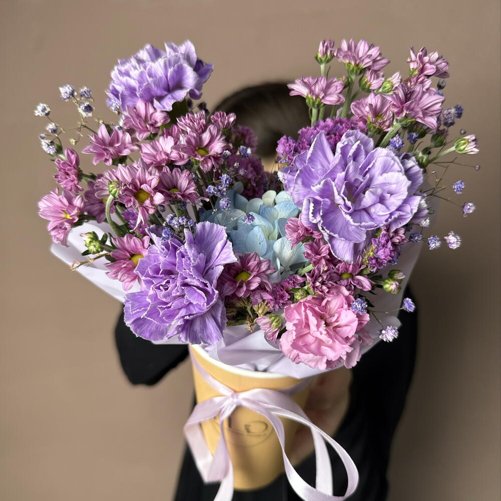 Композиция комплимент в стаканчике с ажурными диантусами, ароматной хризантемой