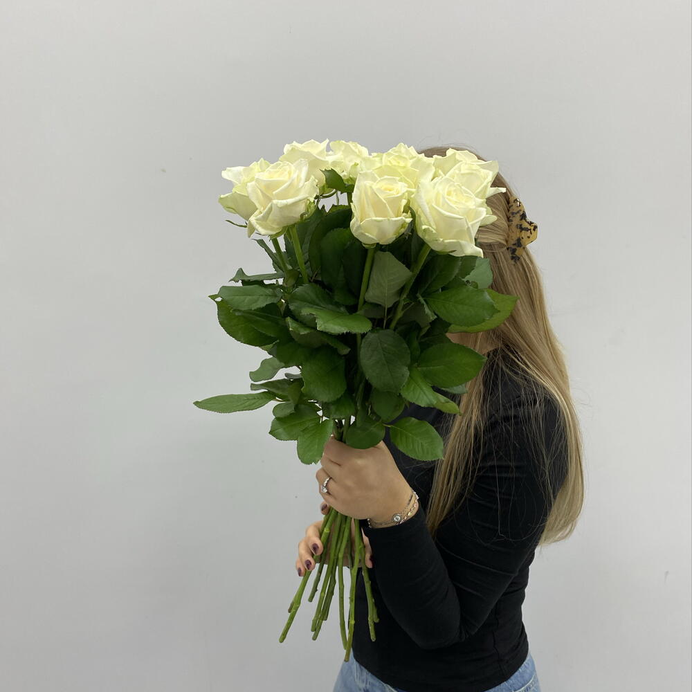 11 белых роз