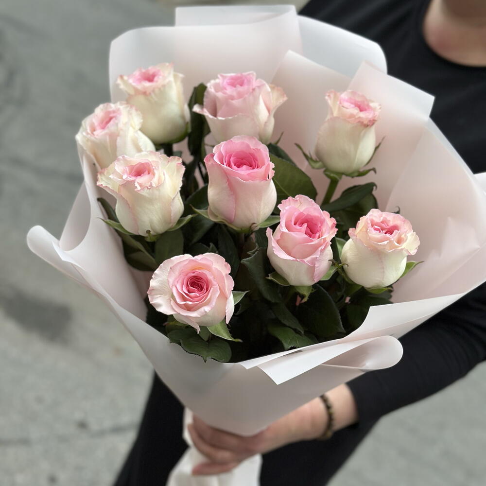 9 розовых роз