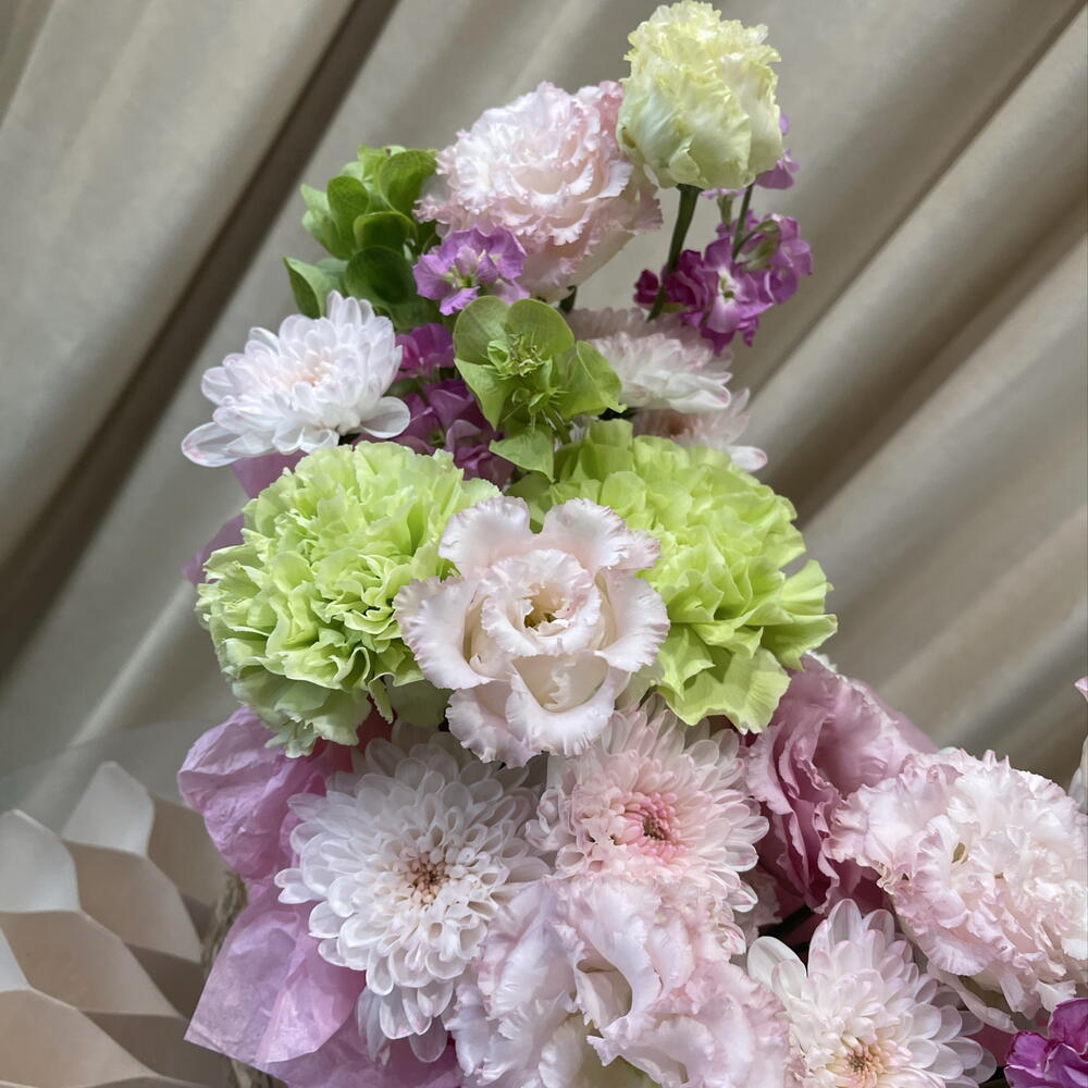 Композиция с эустомой, хризантемой, маттиолой и диантусами 🌸