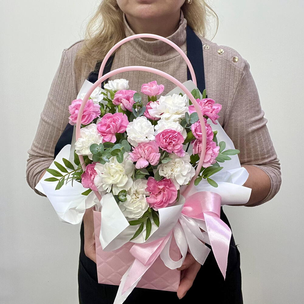 Композиция Комплимент для самой нежной из кустового диантуса и эвкалипта
