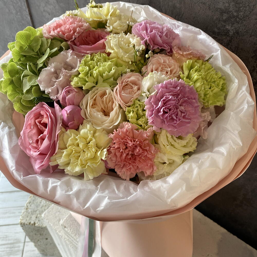 Букет с гортензией, диантусами, розами, эустомой, хамелациумом