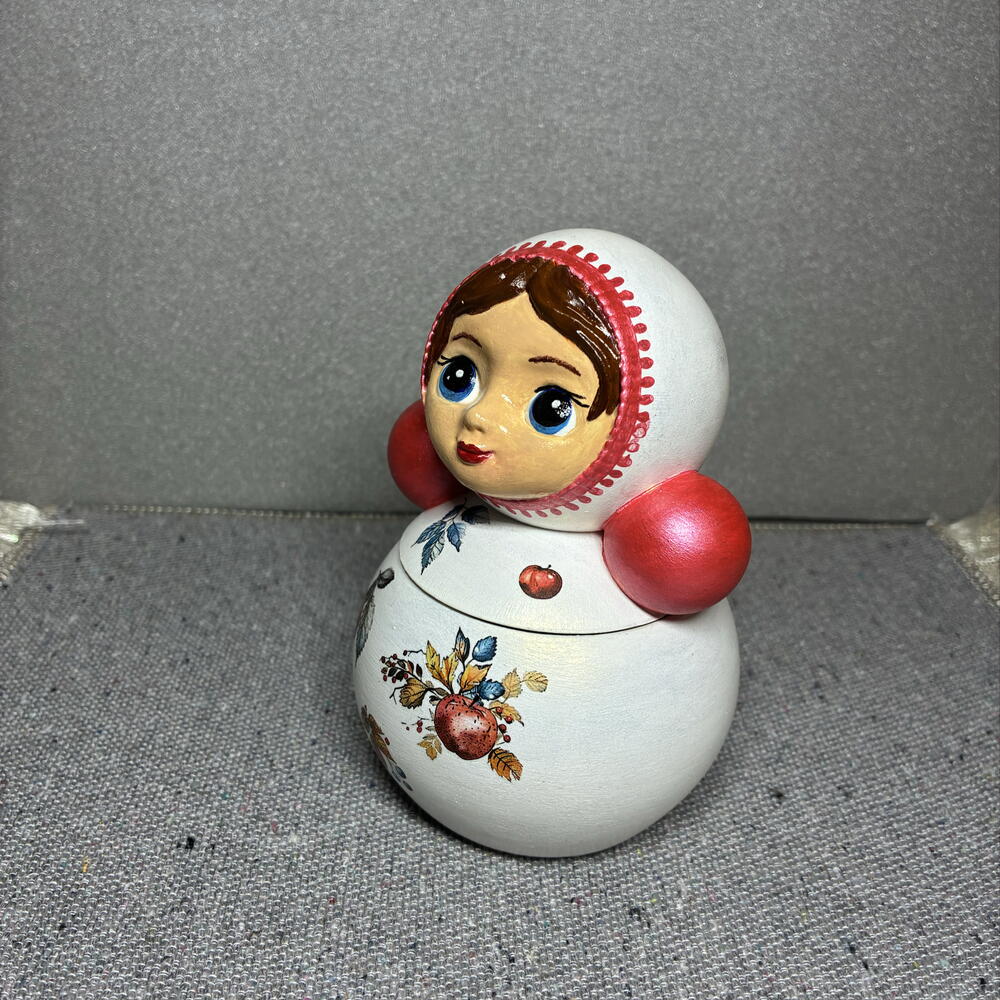 Неваляшка шкатулка