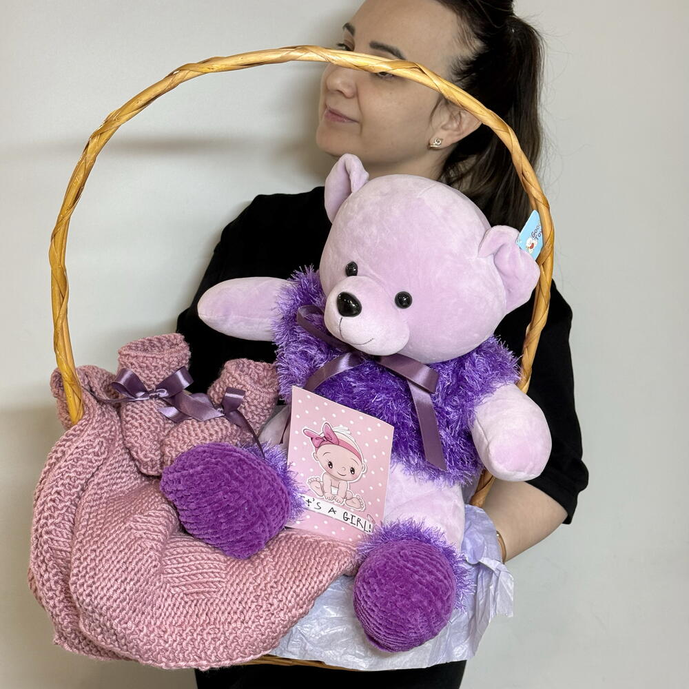 Подарочный набор для новорождённой девочки с игрушкой в плетеной корзине