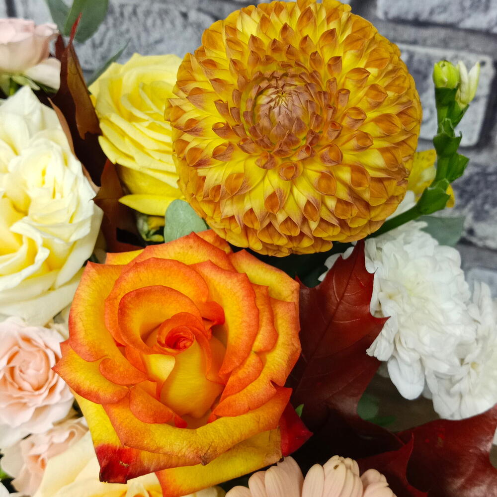 Стильная композиция из роз и георгинов в плетёной корзинке 🌼