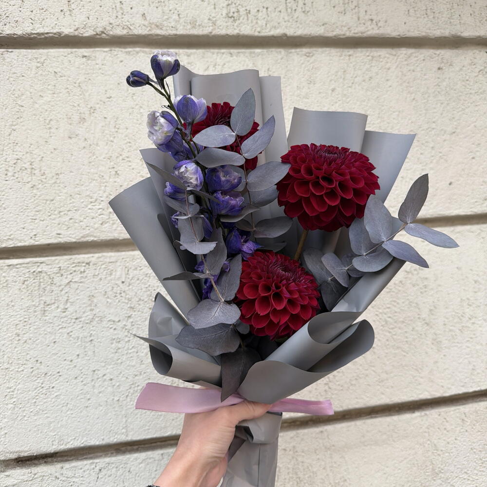 Букет с георгинами, дельфиниумом, эвкалиптом от XOFLOWERS