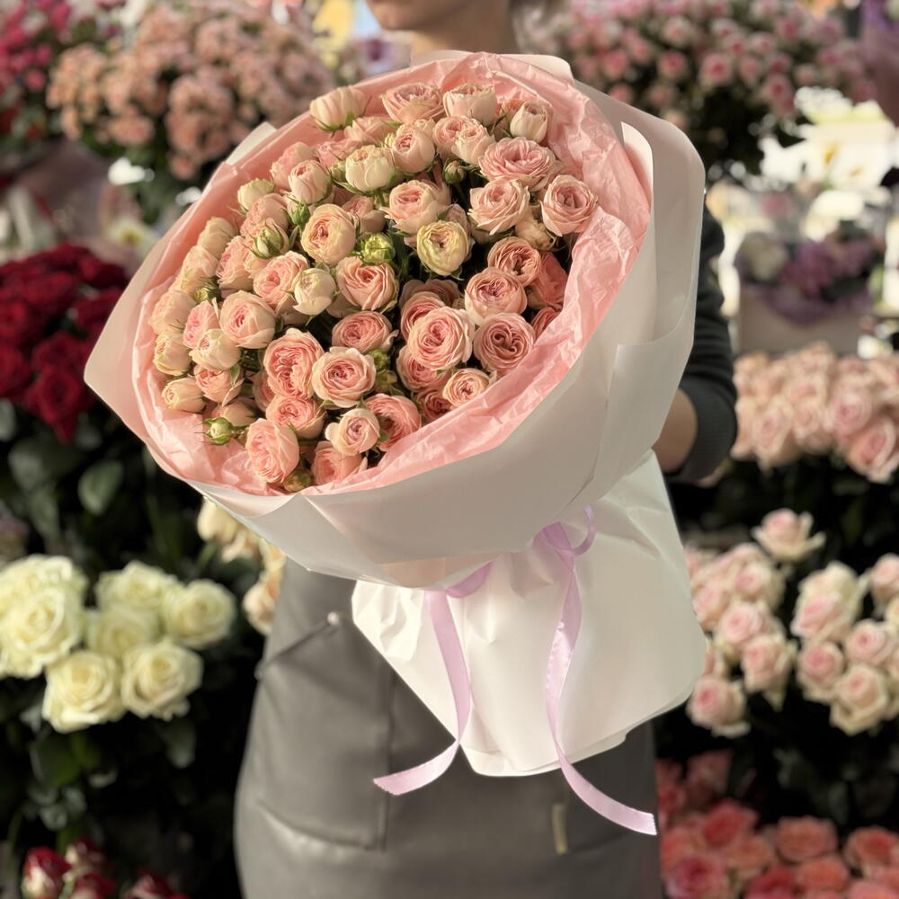 Romance — мега-пышный авторский монобукет из отборных кустовых пионовидных роз