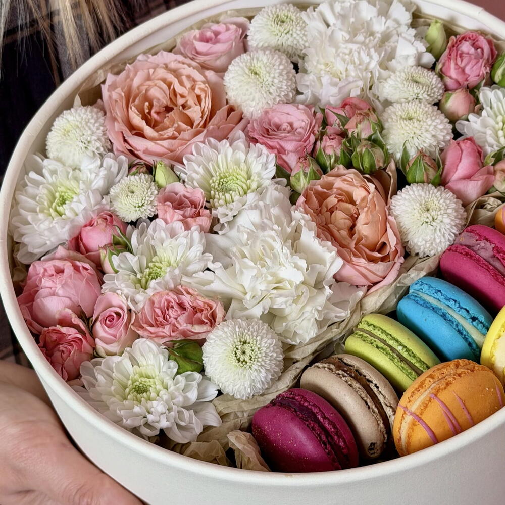 Коробочка с цветами и macarons «Уютного чаепития»