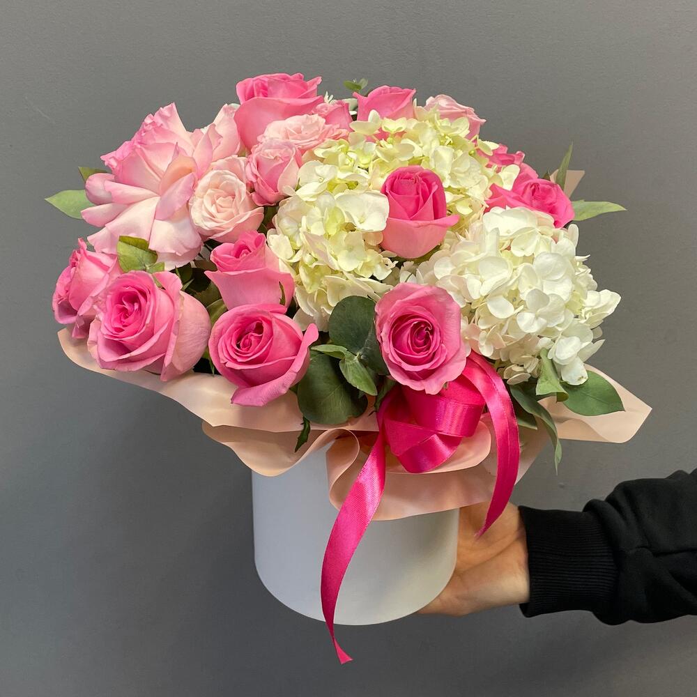 Цветочная композиция с розами, гортензиями и эвкалиптом 💕