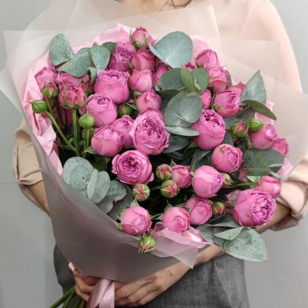 Rosa peonia con eucalipto