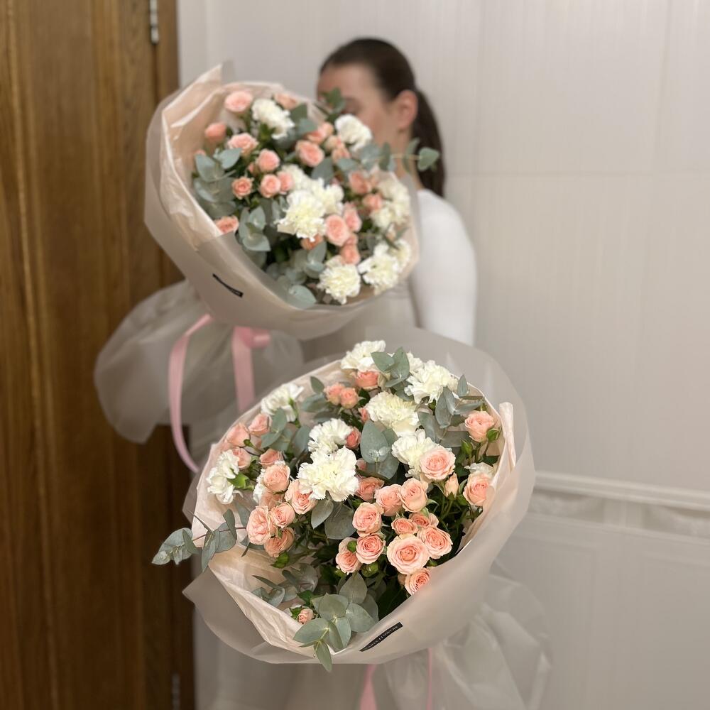 Букет с кустовыми розами диантусом