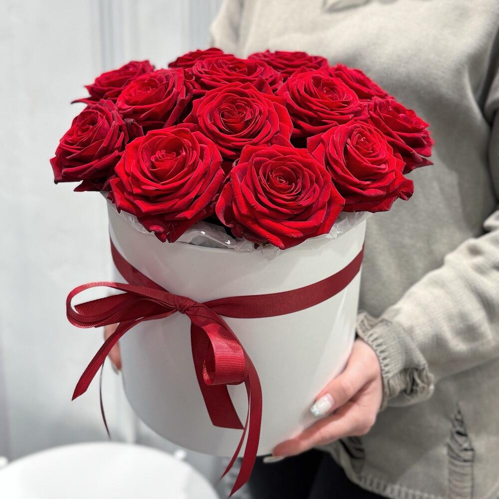 Красные розы в коробке 15
