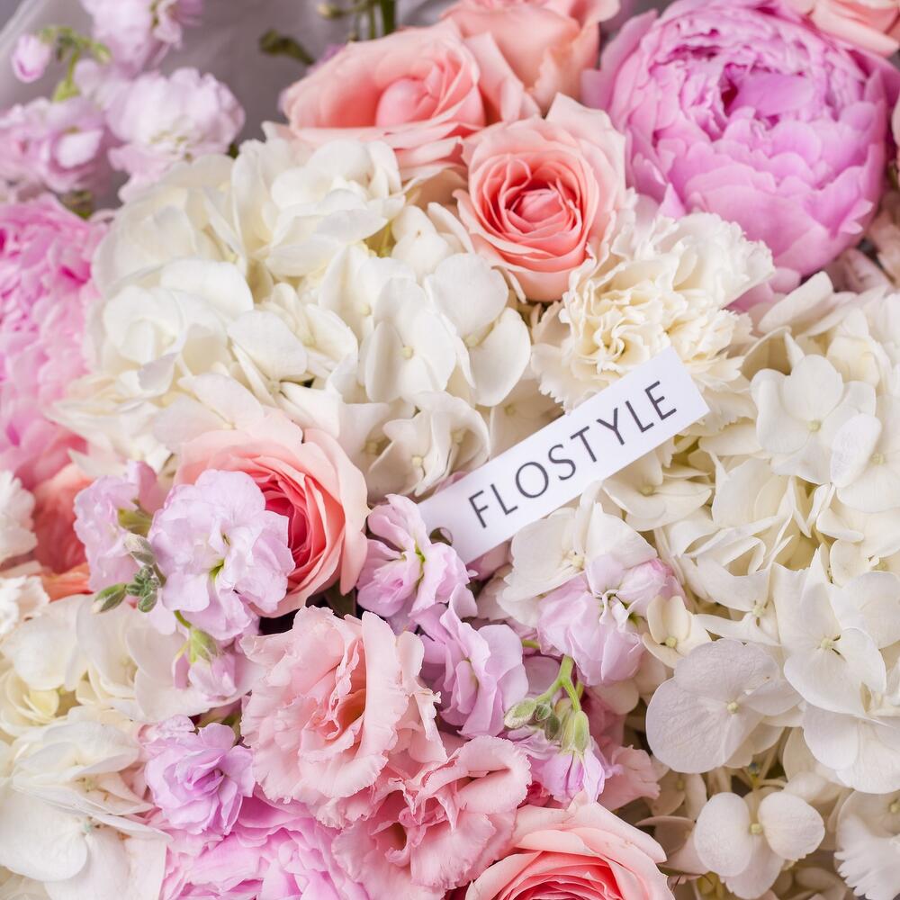 Букет с гортензией и пионами, кустовой розой Candy Rose