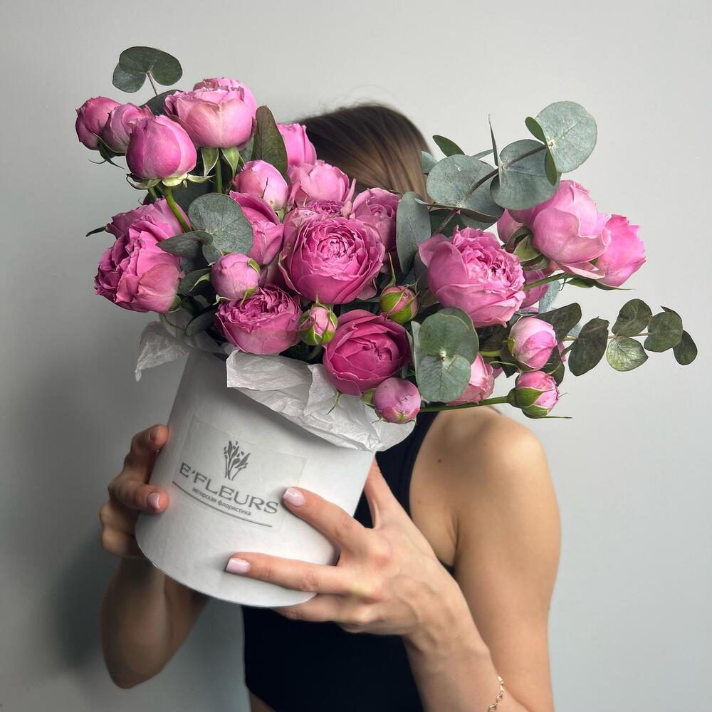Коробка из кустовых роз с эвкалиптом