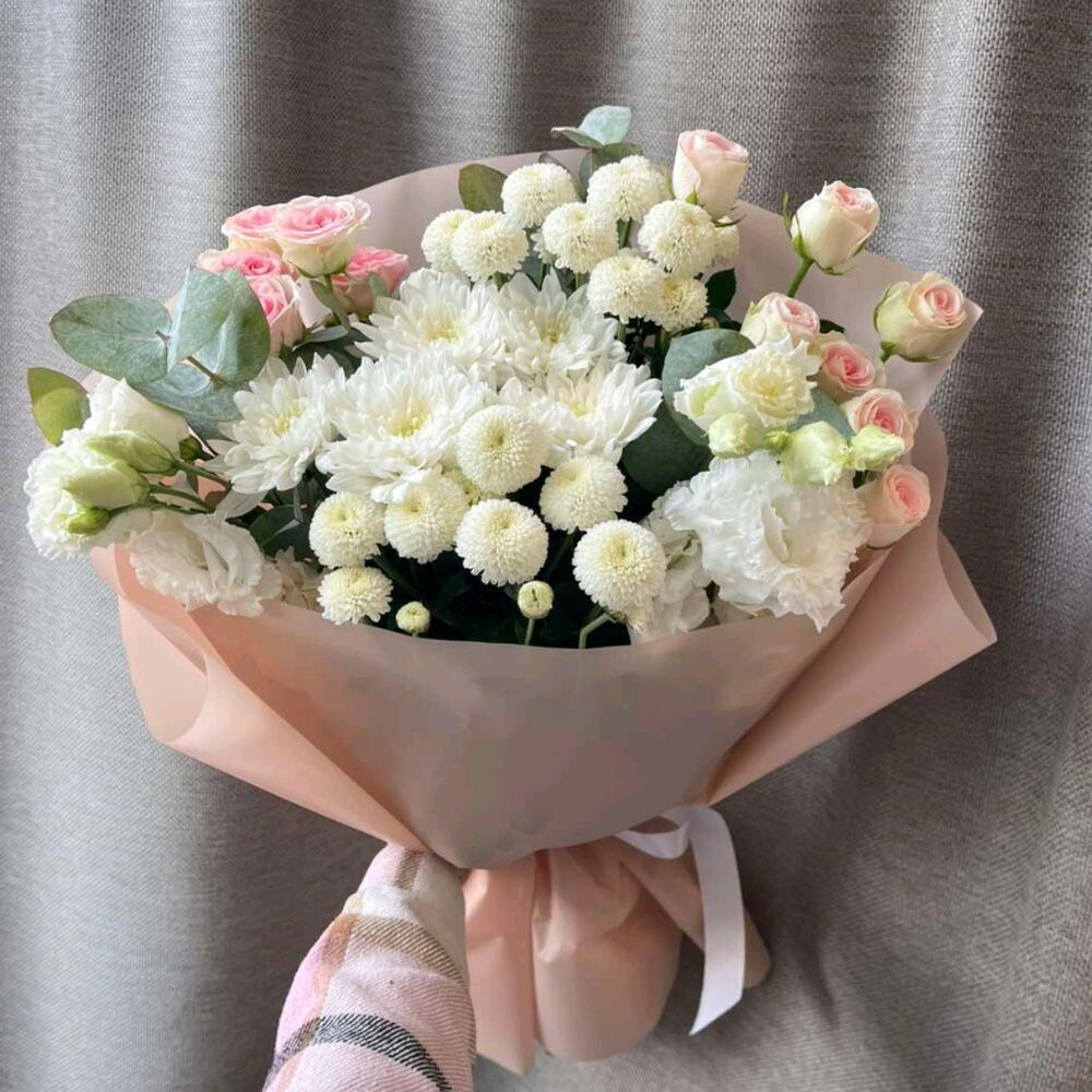 Букет из королевской эустомы и кустовой розы Good mood