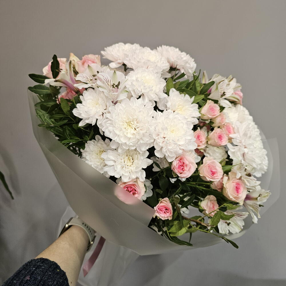 Букет "Мелодия " из хризантемы,  кустовой розы и альстромерии