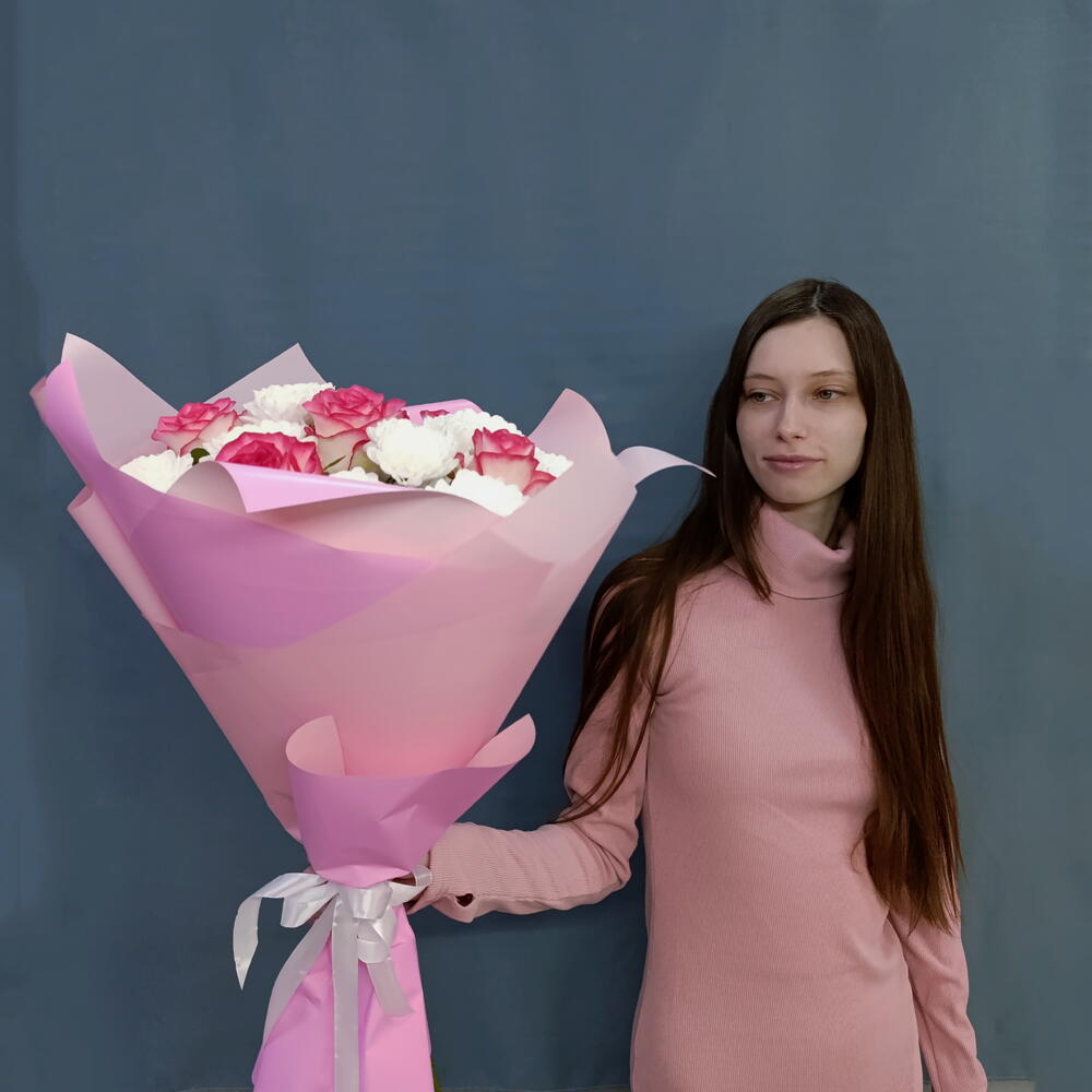 Букет из белых хризантем и нежных роз