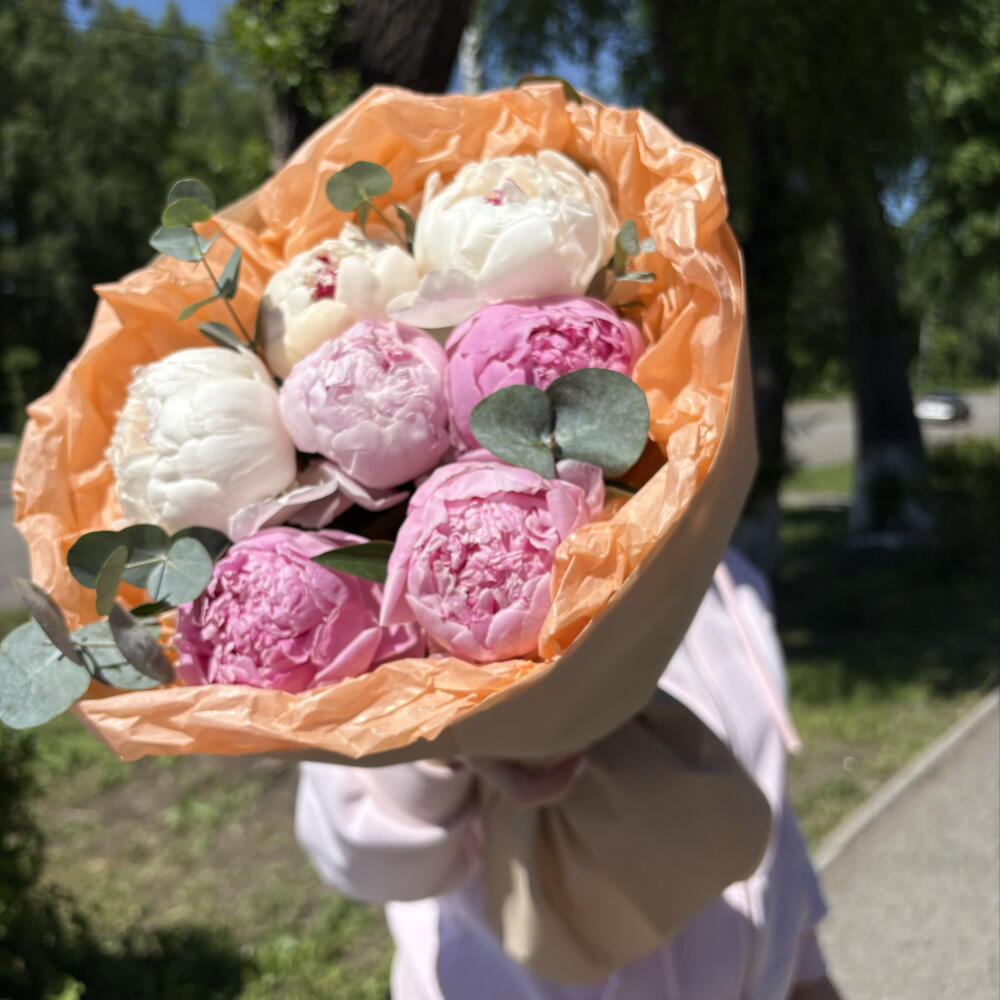 7 пионов с эвкалиптом