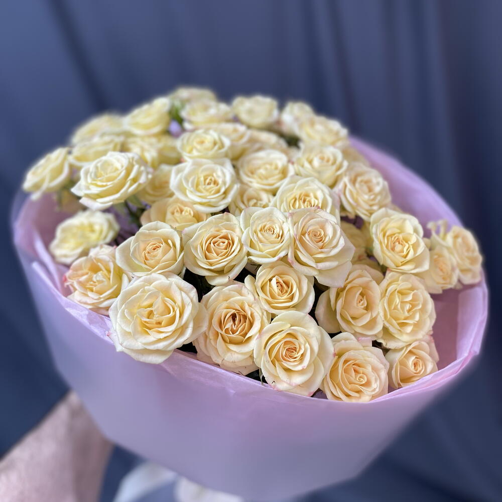 Букет из лимонных кустовых роз