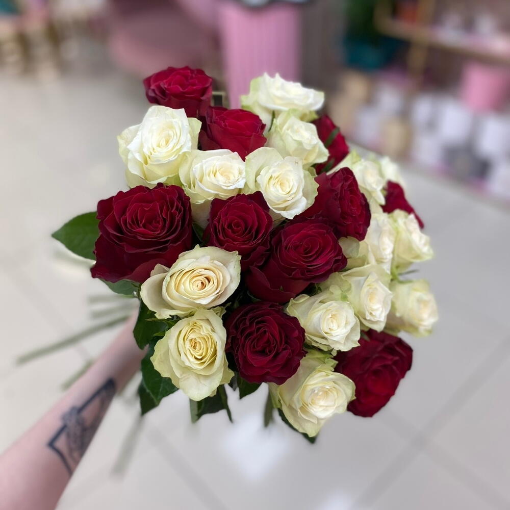 Белые и красные розы 25 штук