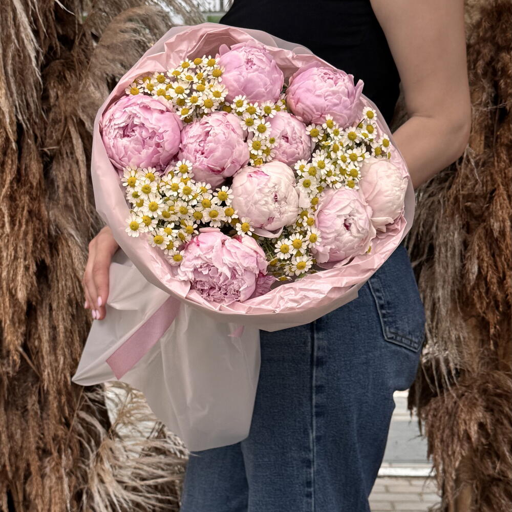 Букет пионов с ромашками
