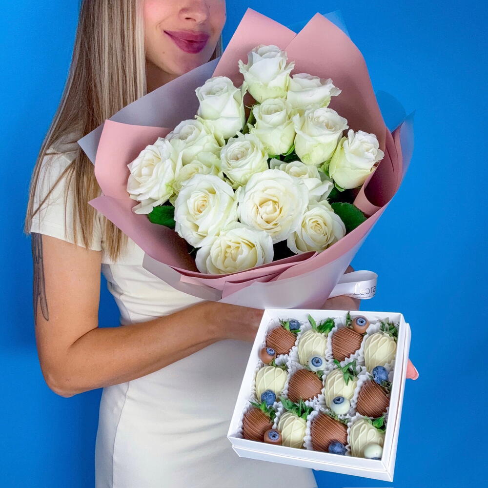 Подарочный набор. Белые розы и клубника в Бельгийском шоколаде. Набор 2045