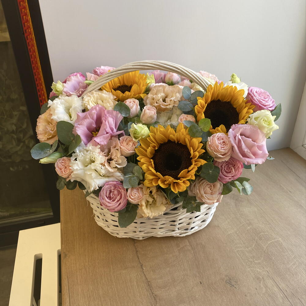 Композиция в корзинке с подсолнухами и эустомой