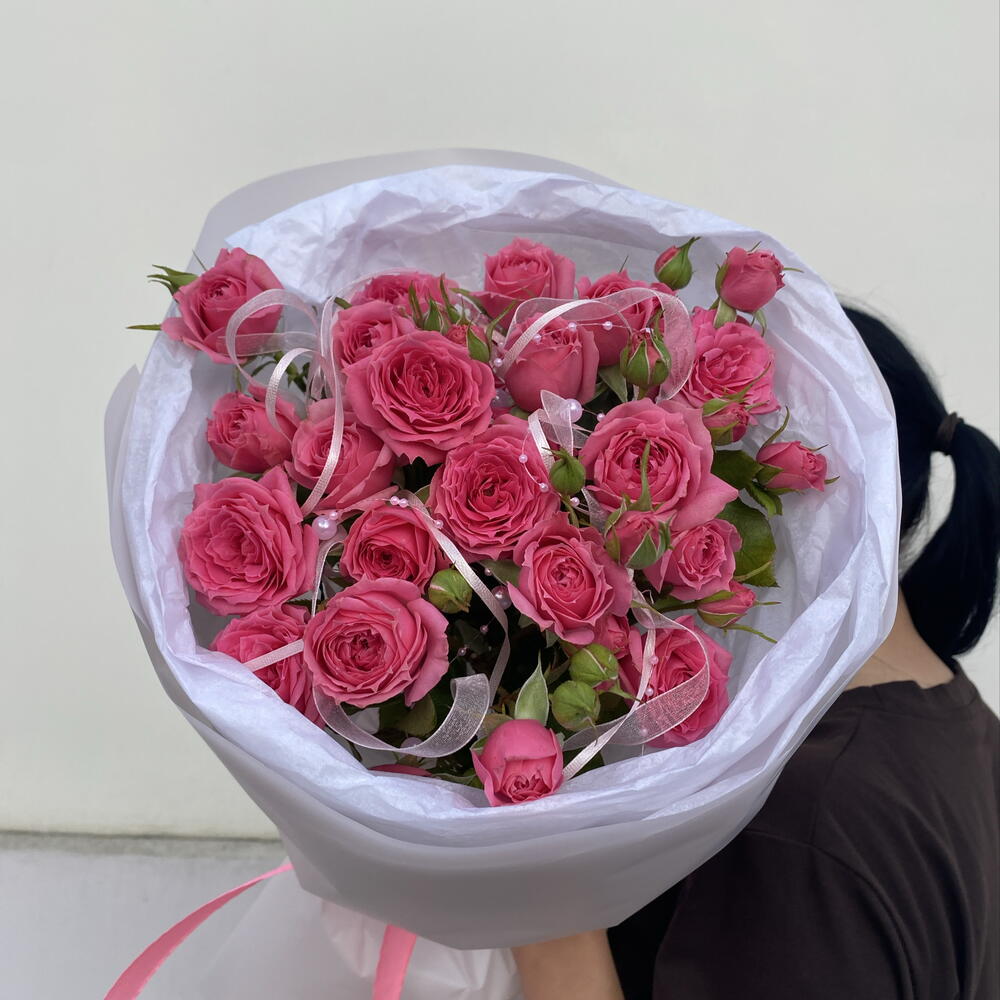 Моно букет из шикарных малиновых кустовых роз 🩷