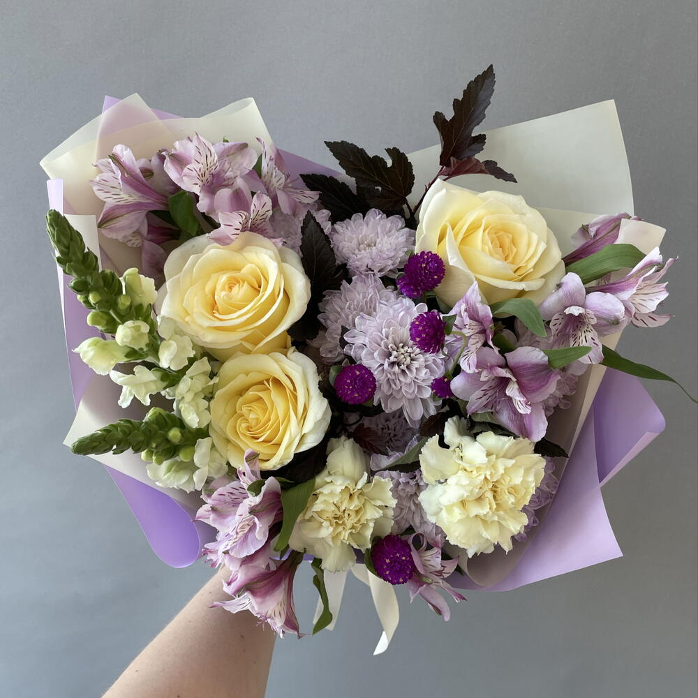 Лавандовый раф 💜 нежный букет с пионовидными розами, хризантемами, альстромериями, диантусами, антирринумом