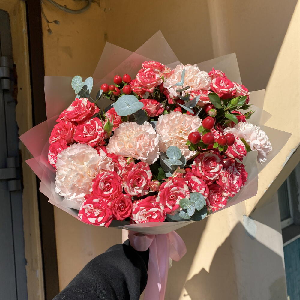 Букет вишневый 🍒 «счастливое лето» в составе Роза кустовая, диантусы, эвкалипт CINEREA, гиперикум