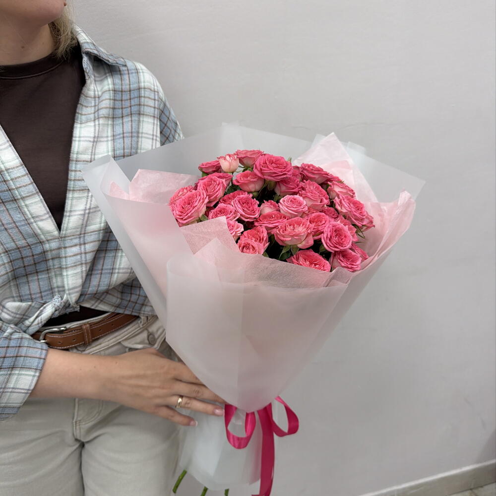 Букет ярких кустовых роз