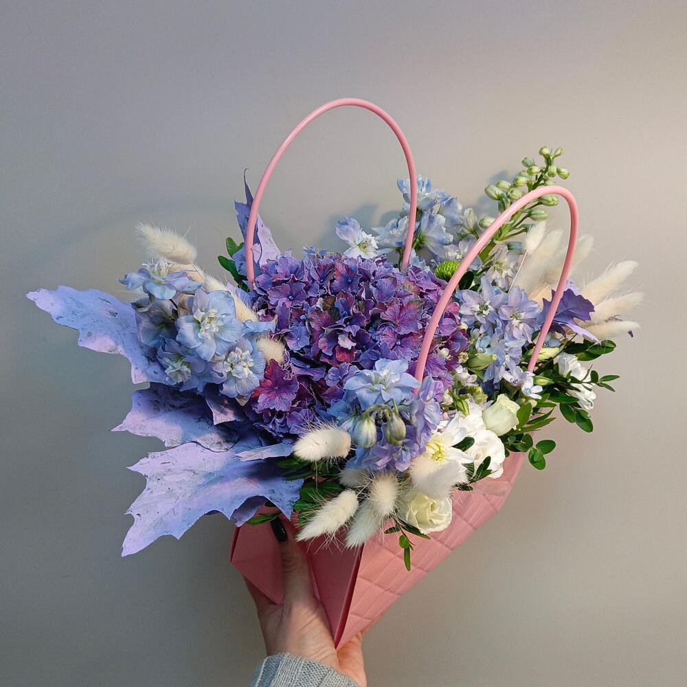 Корзина с гортензией, лагурусом и дельфиниумом