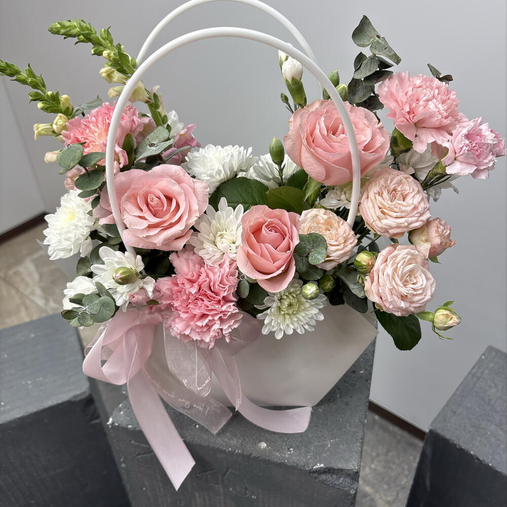 Композиция: розовый секрет 🎀из пионовидных роз, антириниума, хризантем, одноголовых роз, диантусов и эвкалипта