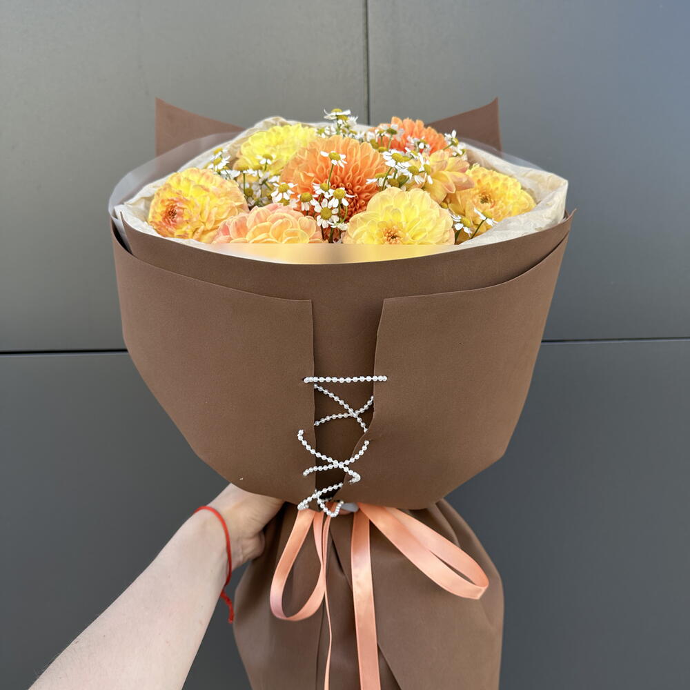 Георгины с ромашками