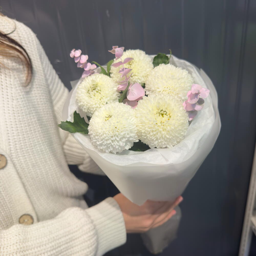 «Soft Match» 💖 5 хризантем Момоко с розовым эвкалиптом