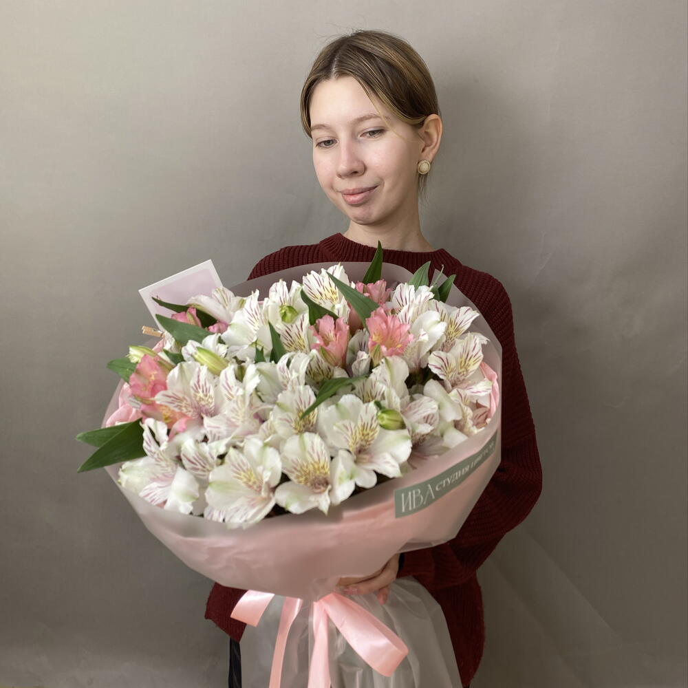 Нежных букет альстромерий