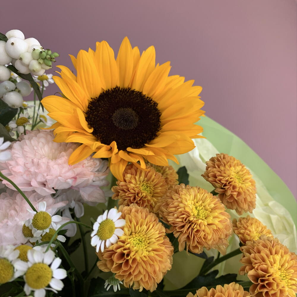 Яркий букет с подсолнухом