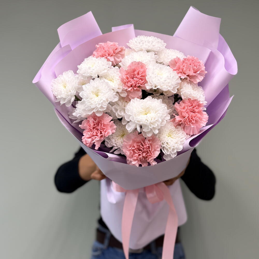 🌸 «Нежный дуэт: кустовые хризантемы и розовые диантусы» 🌸