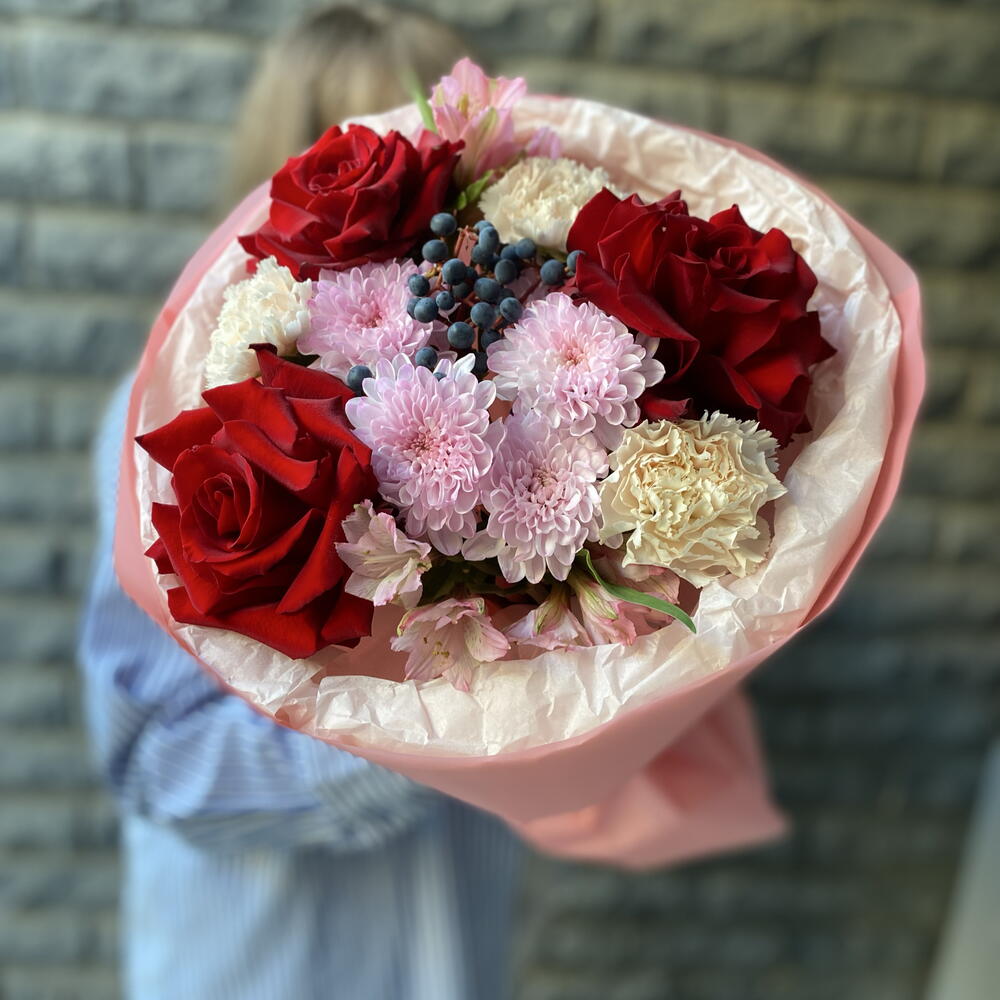 Букет ягодка  🍓 Роза диантусы альстермерия хризантема