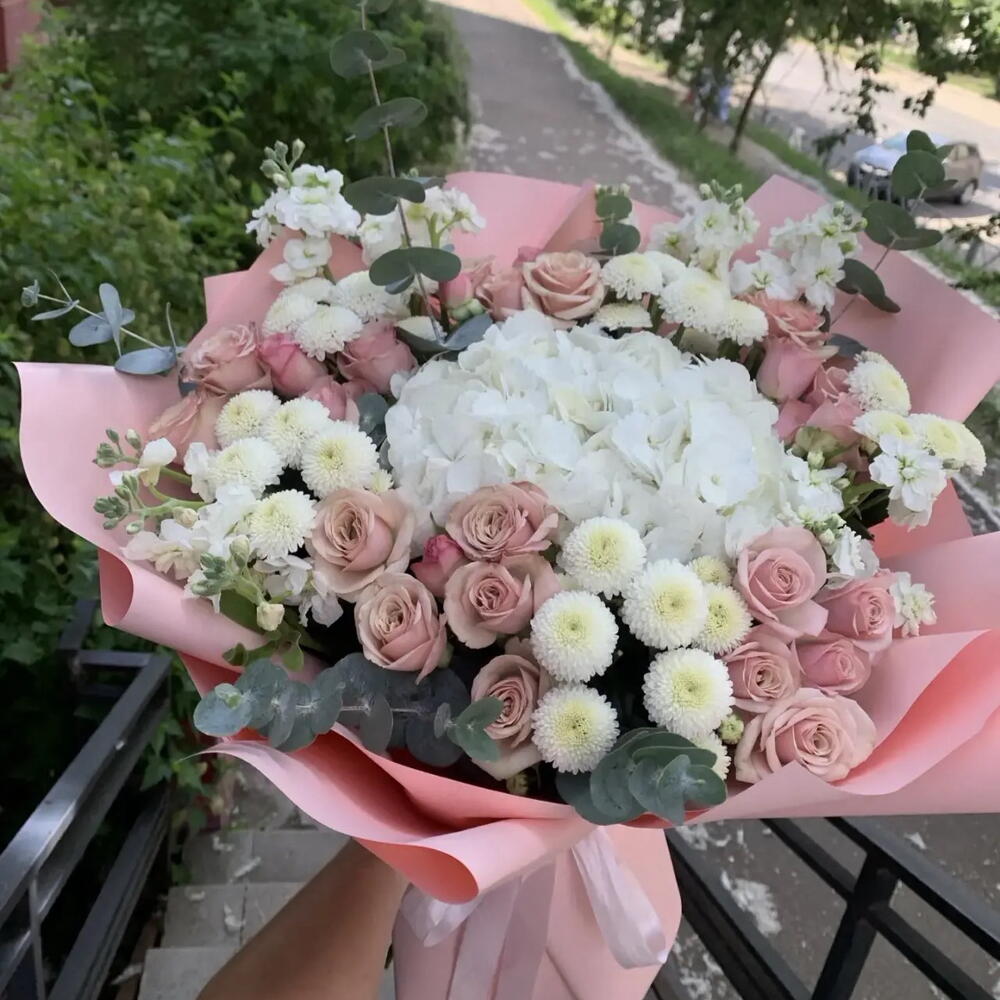 Авторский букет с гортензией и кустовой розой
