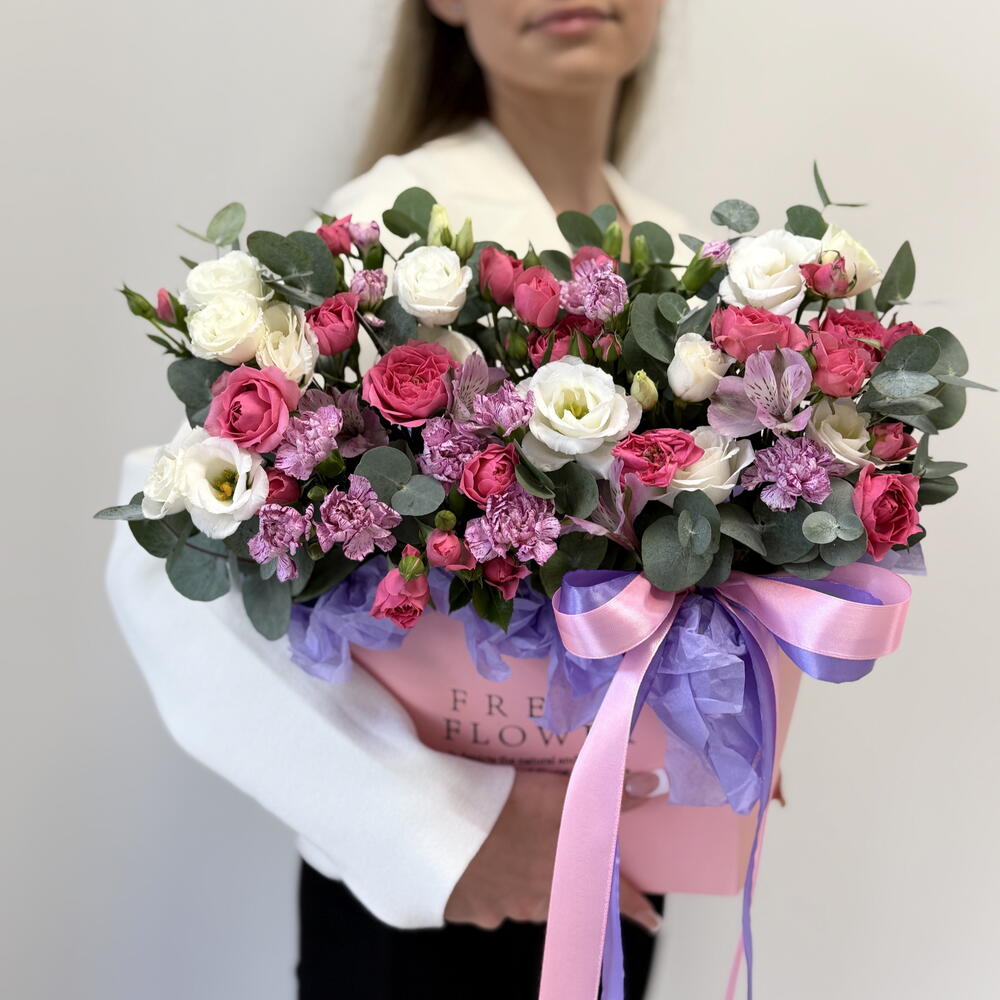 Композиция «Повод без повода🌸»из кустовых диантусов , кустовых пион роз  и эустом с ароматным эвкалиптом в коробке 💐