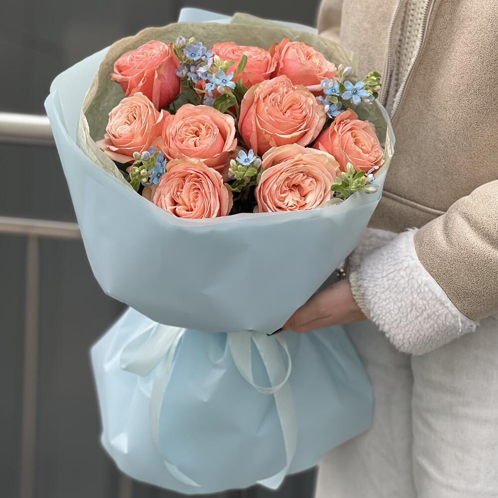 The bouquet is an attractive one made of kahala and oxypetalum roses