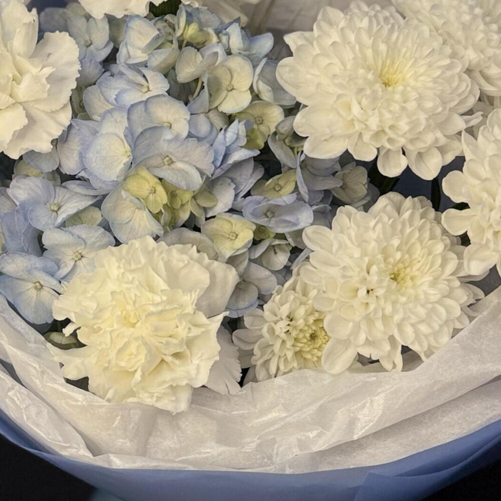 Букет авторский «💙 Невесомость» (гортензия, кустовая хризантема, диантус)