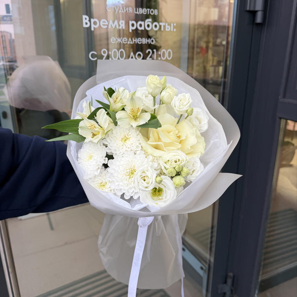 Букет с эустомой и французской розой « Снежная королева»