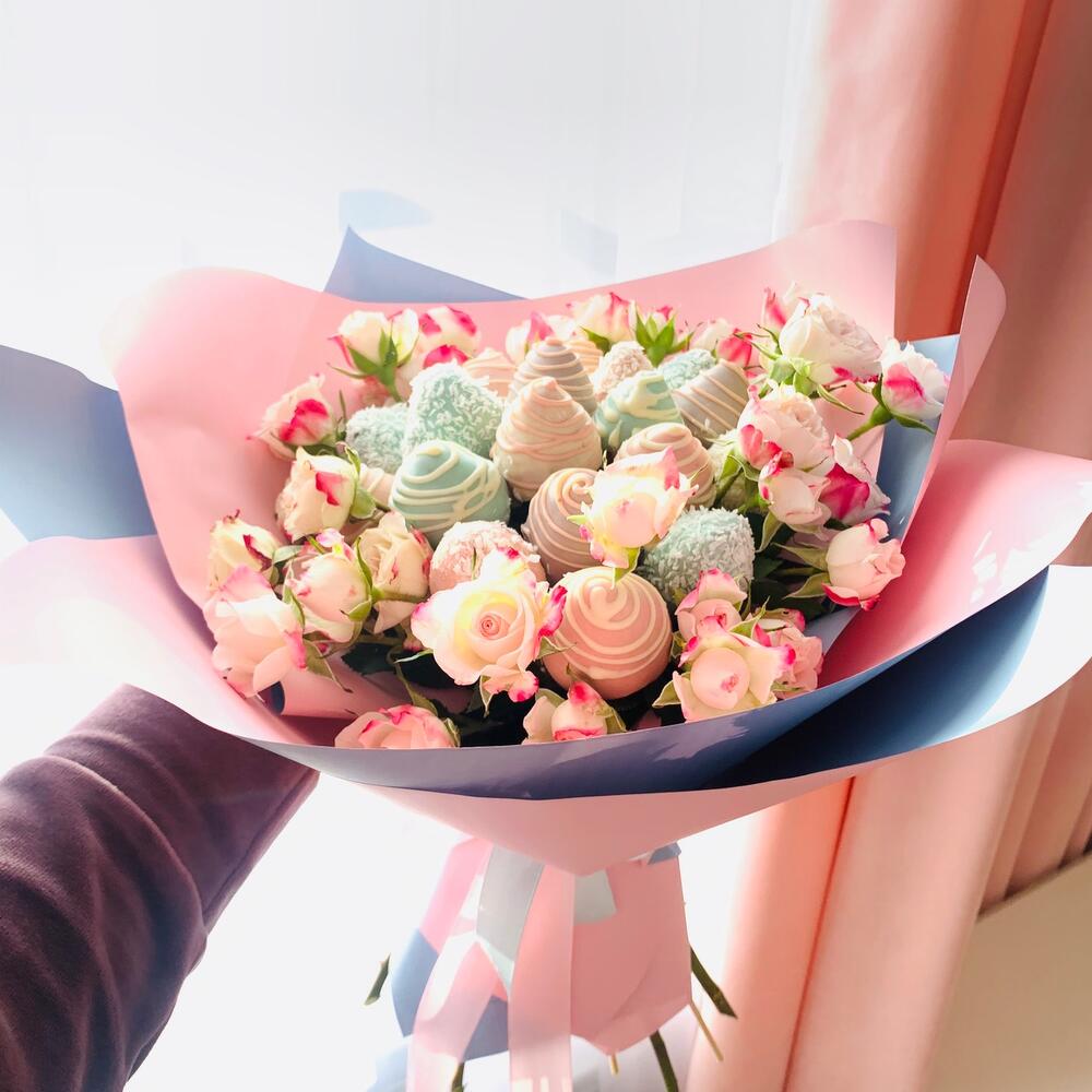 Fresas en chocolate tierno con rosetas