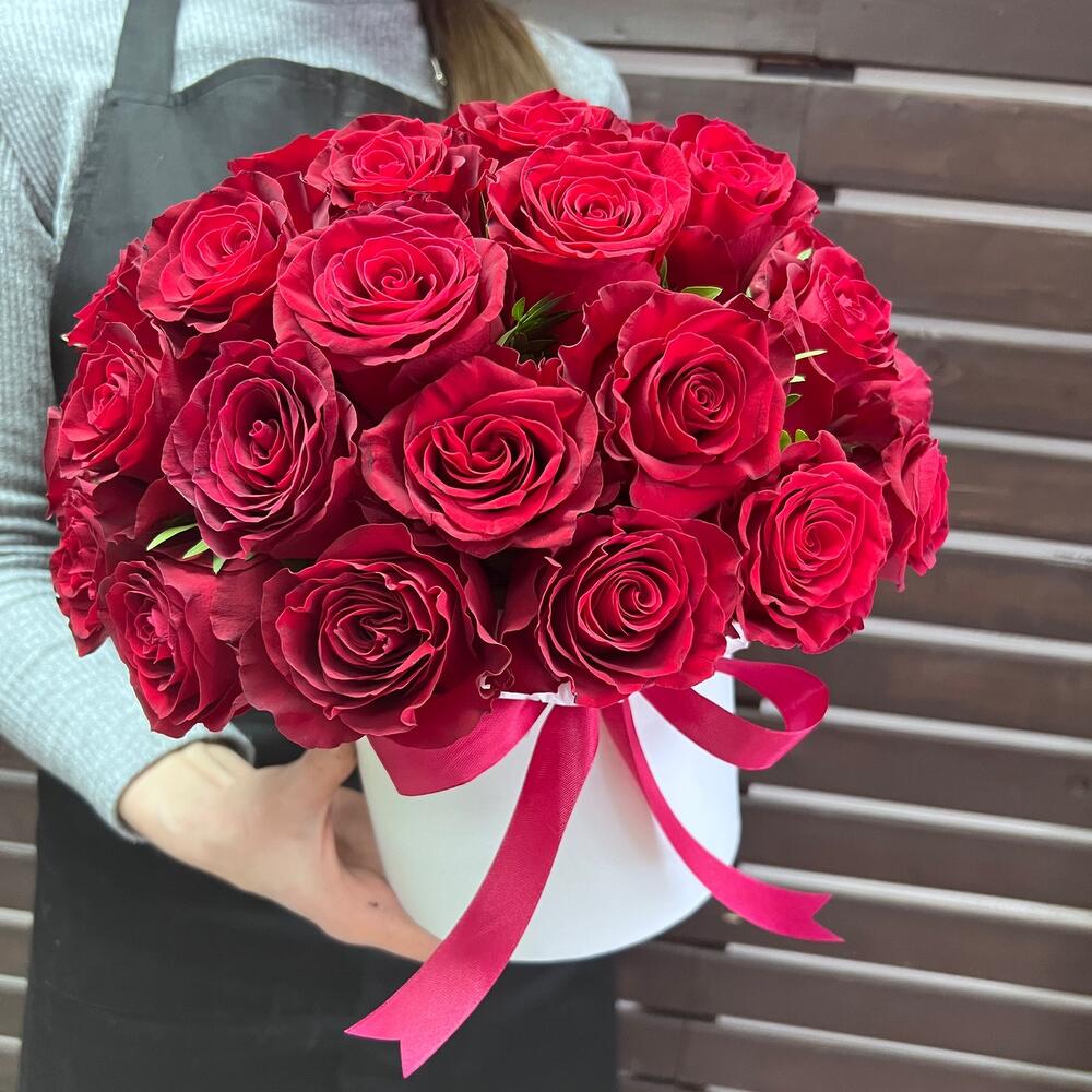 33 алые розы в коробке