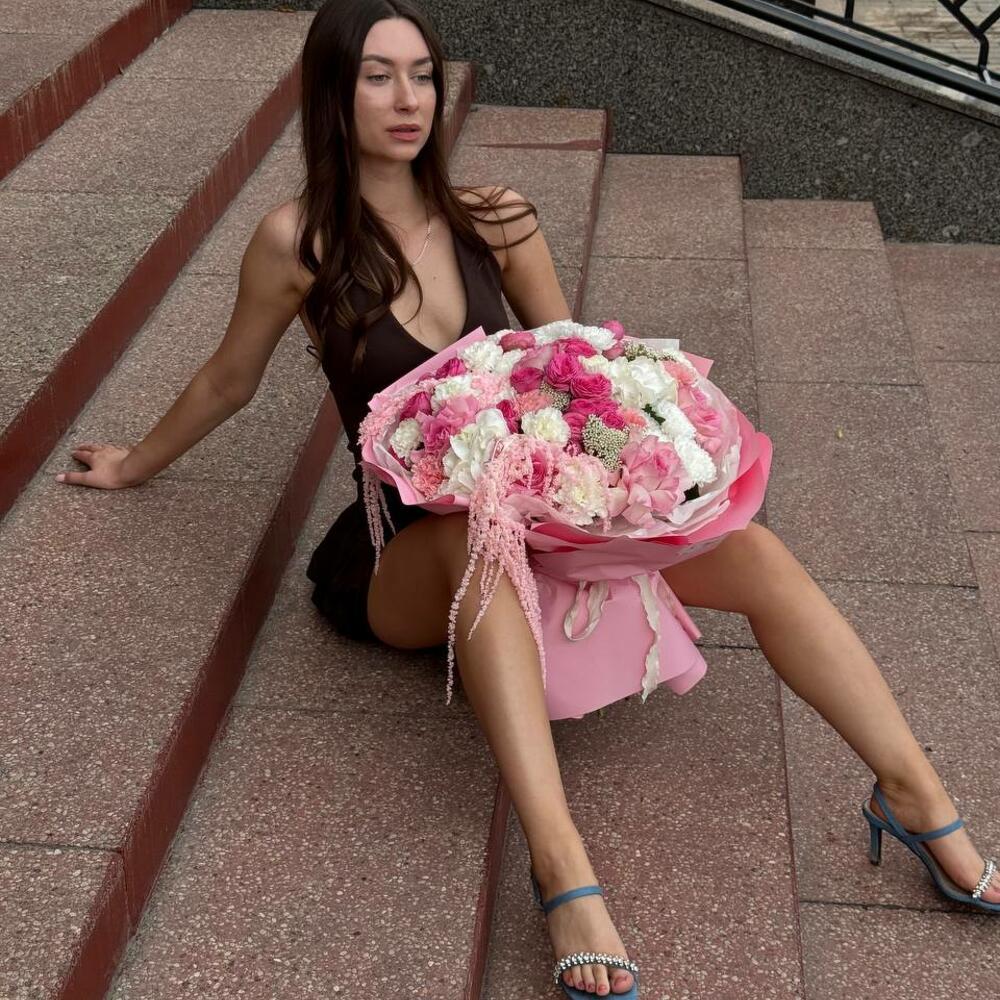 Букет сборный с амарантом (амарант, французские розы, кустовые розы, хризантема, озотамнус, диантусы)